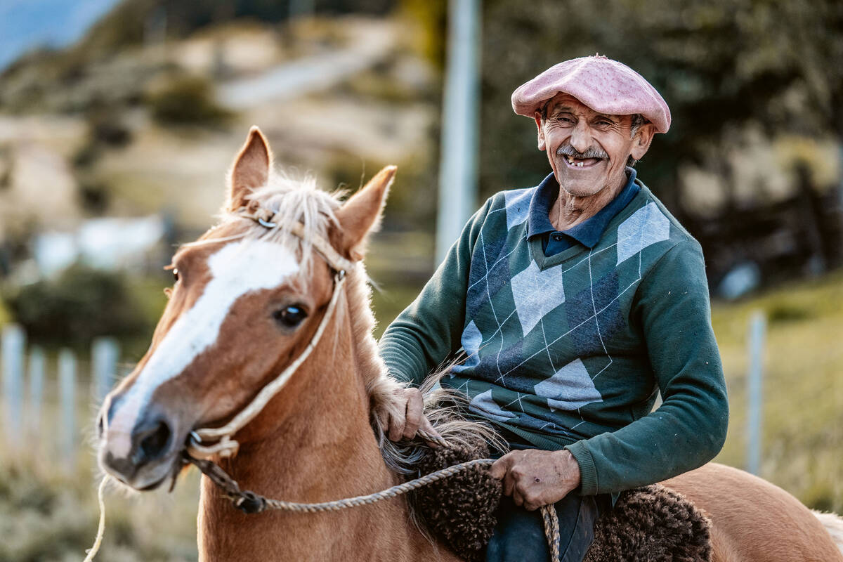 Titos Grossvater ist ein Gaucho, wie man ihn sich aus Filmen vorstellt: Seine Haut ist ledrig, sein Körper von der Arbeit auf dem Feld und mit den Pferden