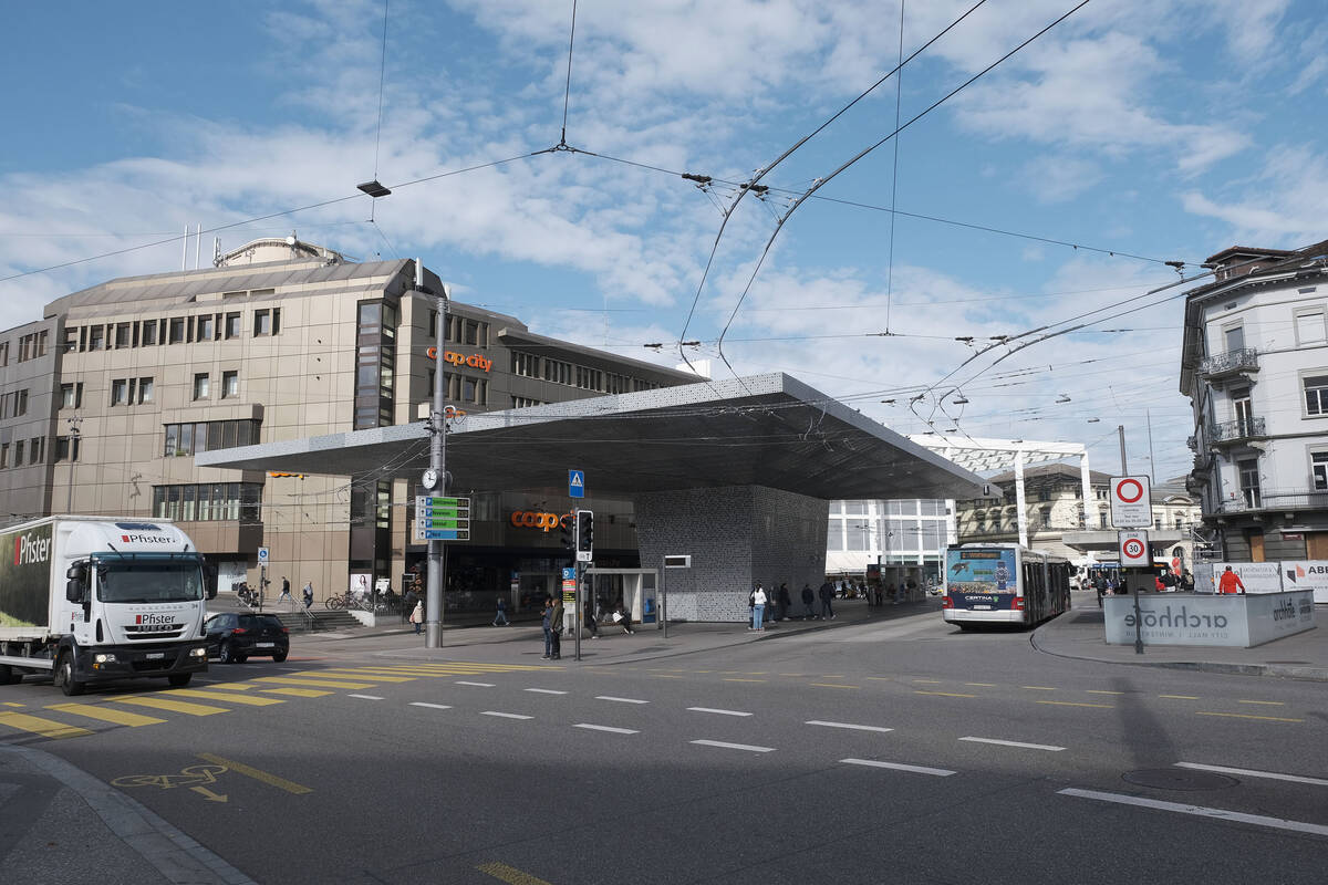 Kontrastprogramm 1: Trotz preisgekrönter Velo­unterführung unter dem Bahnhof bleibt der Bahnhofplatz eine Tabuzone für Velofahrende.