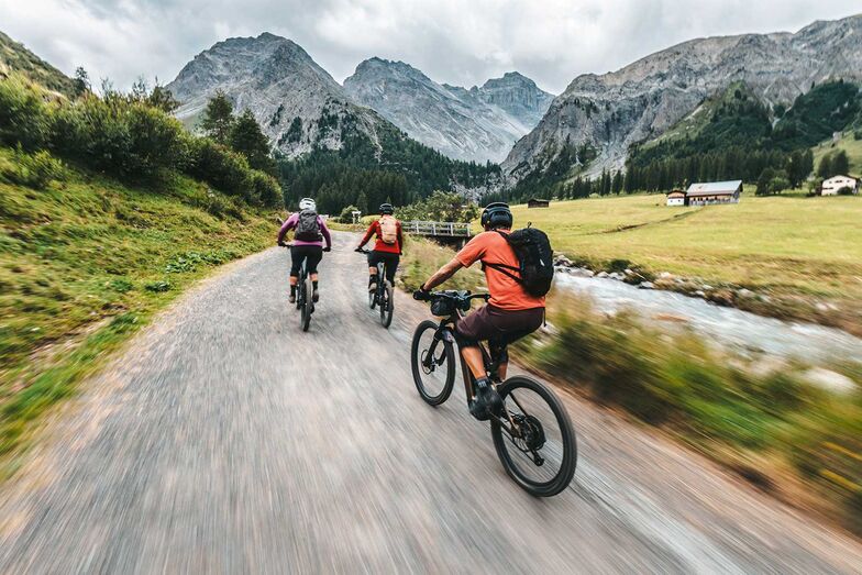 Rasante Anfahrt zur Keschhütte mit beeindruckender Berg- und Bachkulisse.