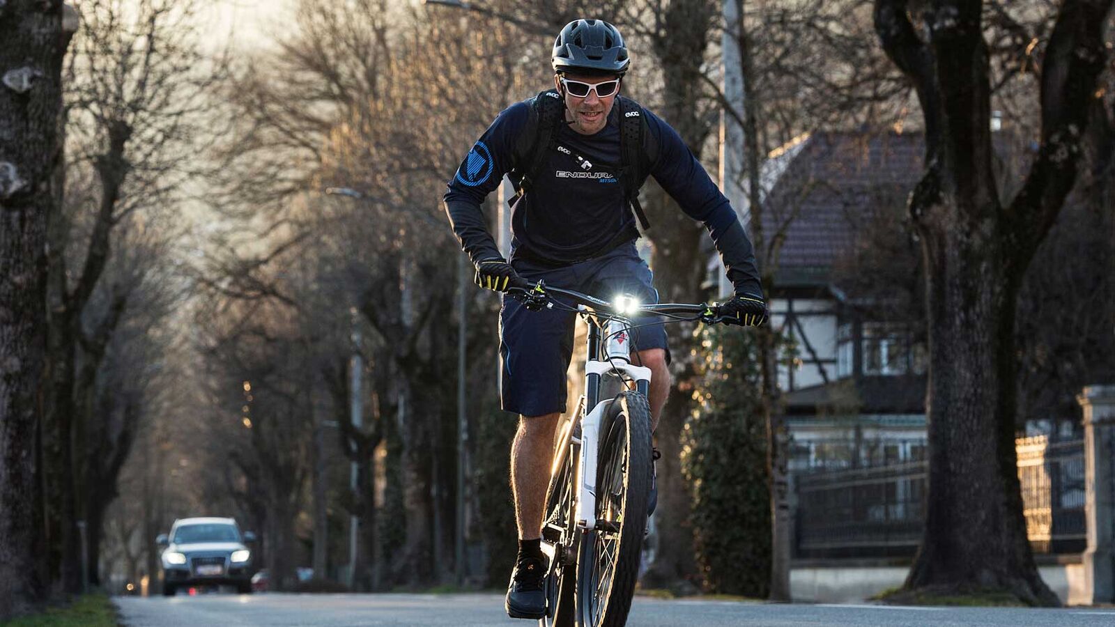 Der Bundesrat hat Mitte Dezember 2021 vorgeschrieben, dass ab 1. April 2022 alle E-Bikes, die in der Schweiz auf öffentlichem Grund (gilt auch offroad und im Wald) verkehren, auch tagsüber mit Licht fahren müssen. Die Regel wird gleich gehandhabt wie bei Autos und anderen Motorfahrzeugen. Tagsüber braucht es nur vorne am Fahrzeug ein weisses (nicht blinkendes) Licht, das mindestens 100 Meter gut sichtbar ist. Ist kein spezielles Tagfahrlicht montiert, kann auch mit der normalen Beleuchtung gefahren werden. Ist keine Beleuchtung vorhanden, erfüllt beim langsamen E-Bike auch ein entfernbares Akkulicht die Funktion des Tagfahrlichts. Es muss aber immer auch ein Rücklicht vorhanden sein, denn es könnte ja sein, dass man durch einen Tunnel fährt. Wer sich nicht an die Tagfahrlichtregel hält und dabei erwischt wird, zahlt 20 Franken Busse.